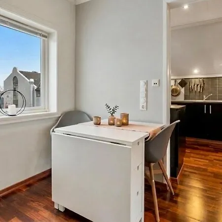 Floor 2br & Free Parking Apartman