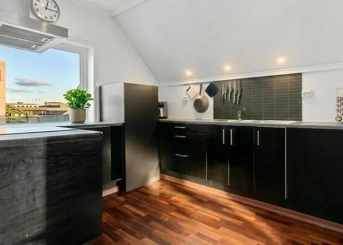 Floor 2br & Free Parking Apartment *
